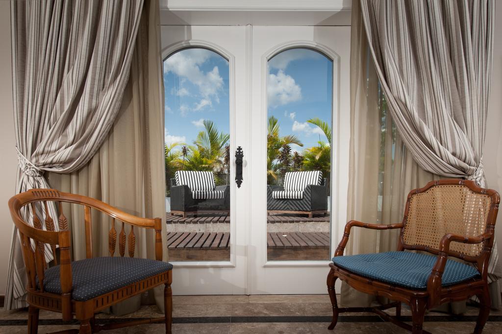 Hotel Tropical Manaus Exterior photo A window with curtains