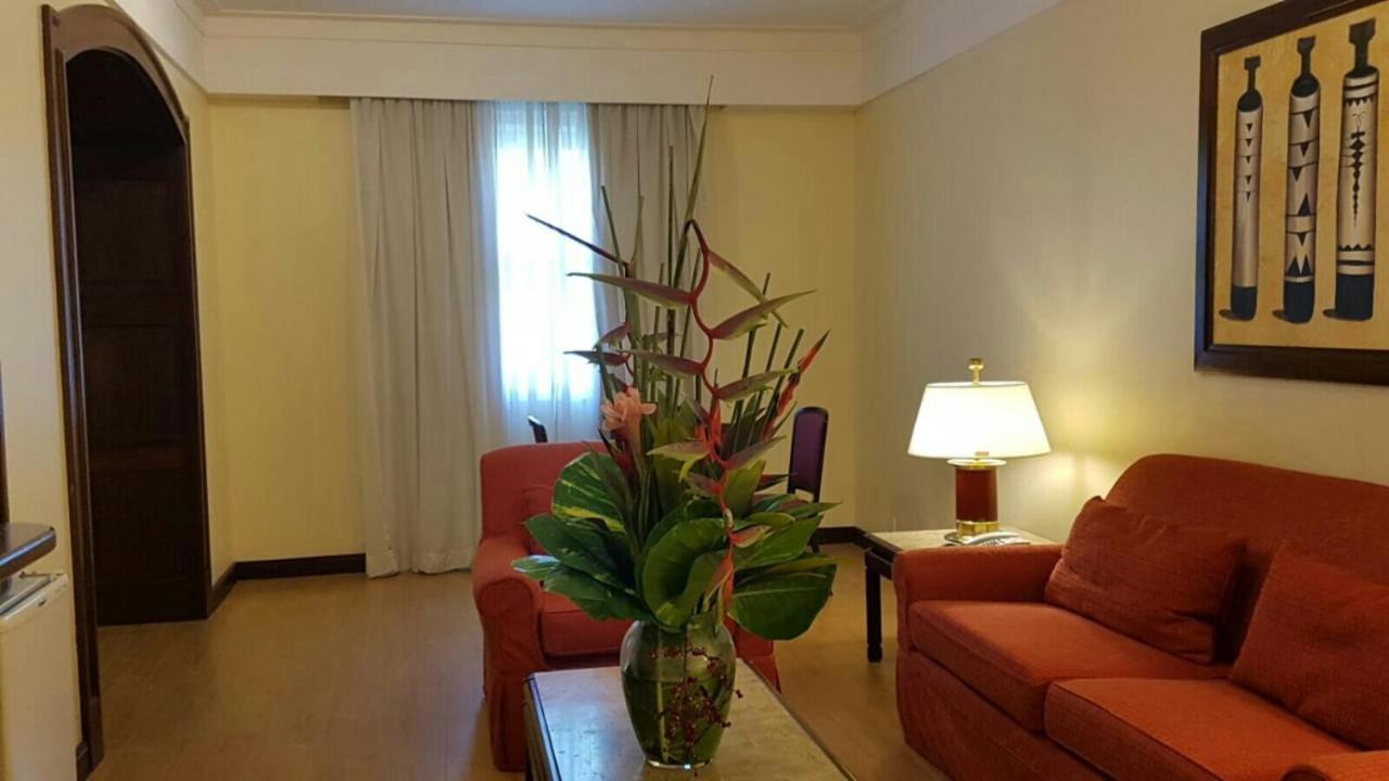 Hotel Tropical Manaus Exterior photo A living room at the hotel