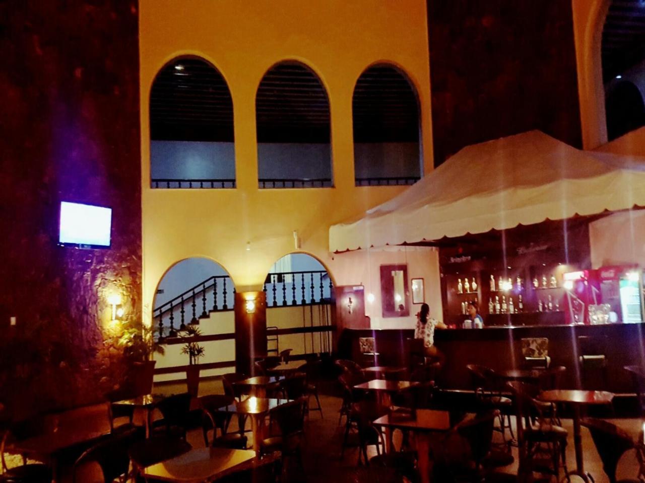 Hotel Tropical Manaus Exterior photo The interior of the bar